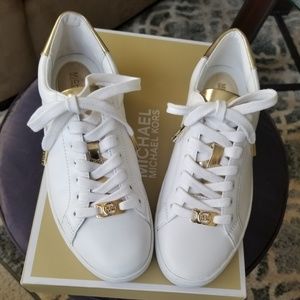 irving leather and logo sneaker